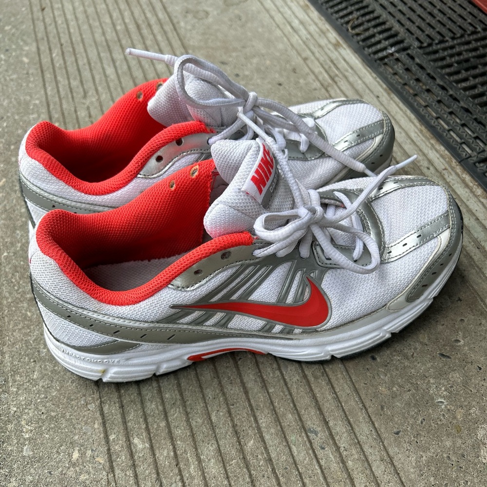 Women’s 9 Nike Dart